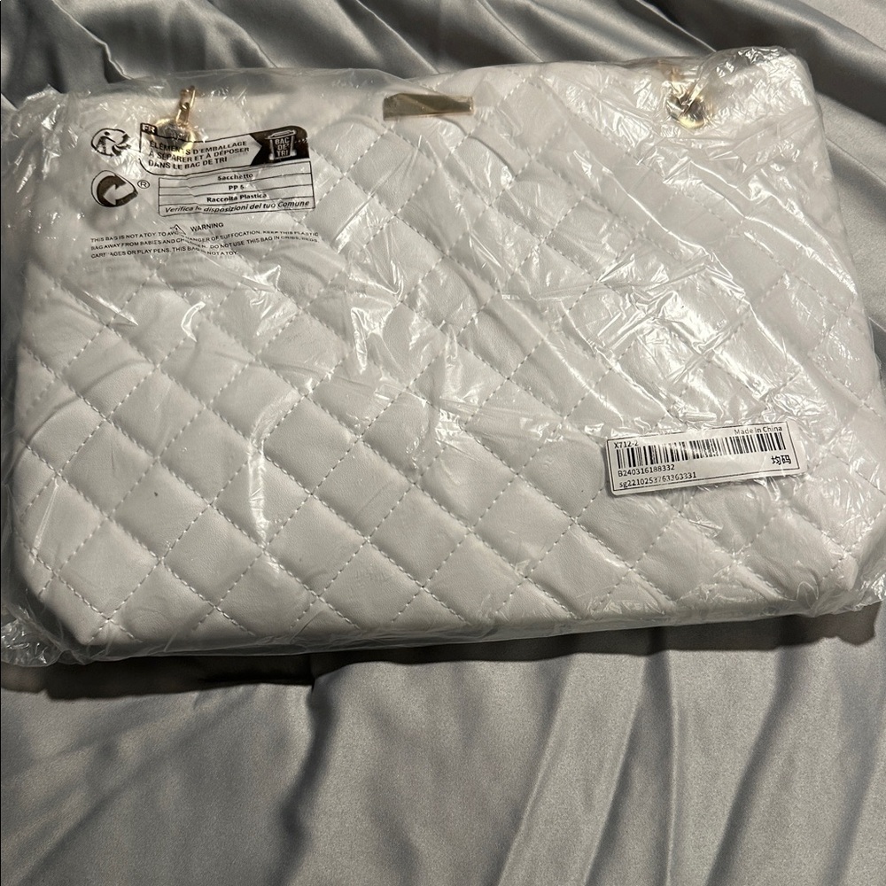 Chic White Quilted Tote - Picture 1 of 2